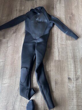Excel wetsuit medium